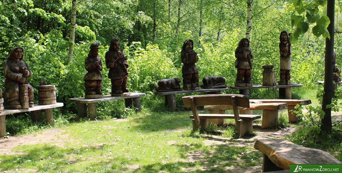 Drewniane figury na Wołtuszowej